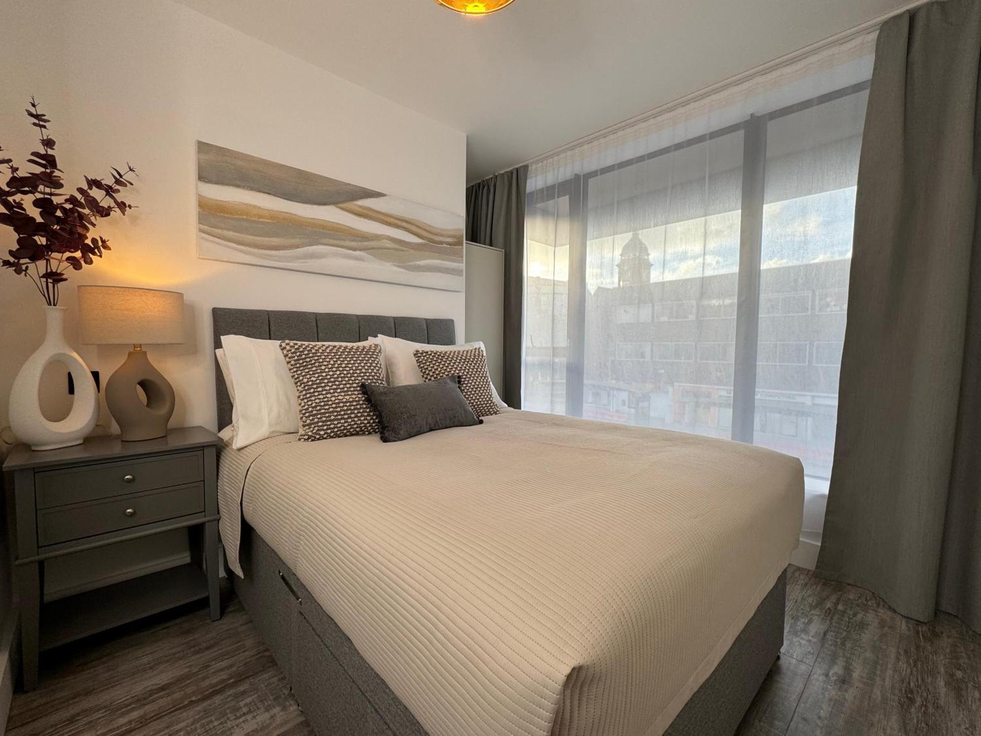 Modern One-Bedroom Apartment Σουίντον Εξωτερικό φωτογραφία